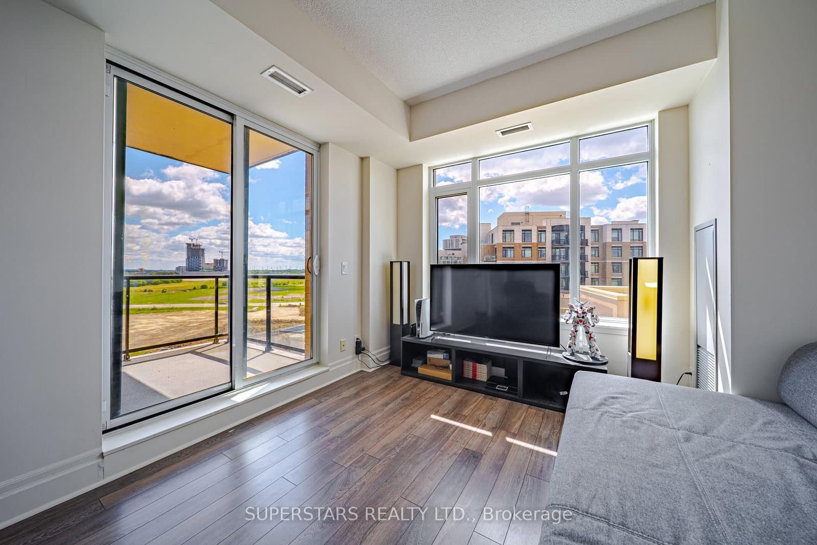151 Upper Duke Crescent, Unit 809 thumbnail 3