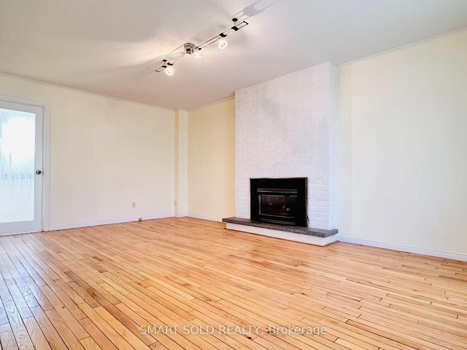 22 Hemingway Crescent, Unit Main & Upper Floor thumbnail 4