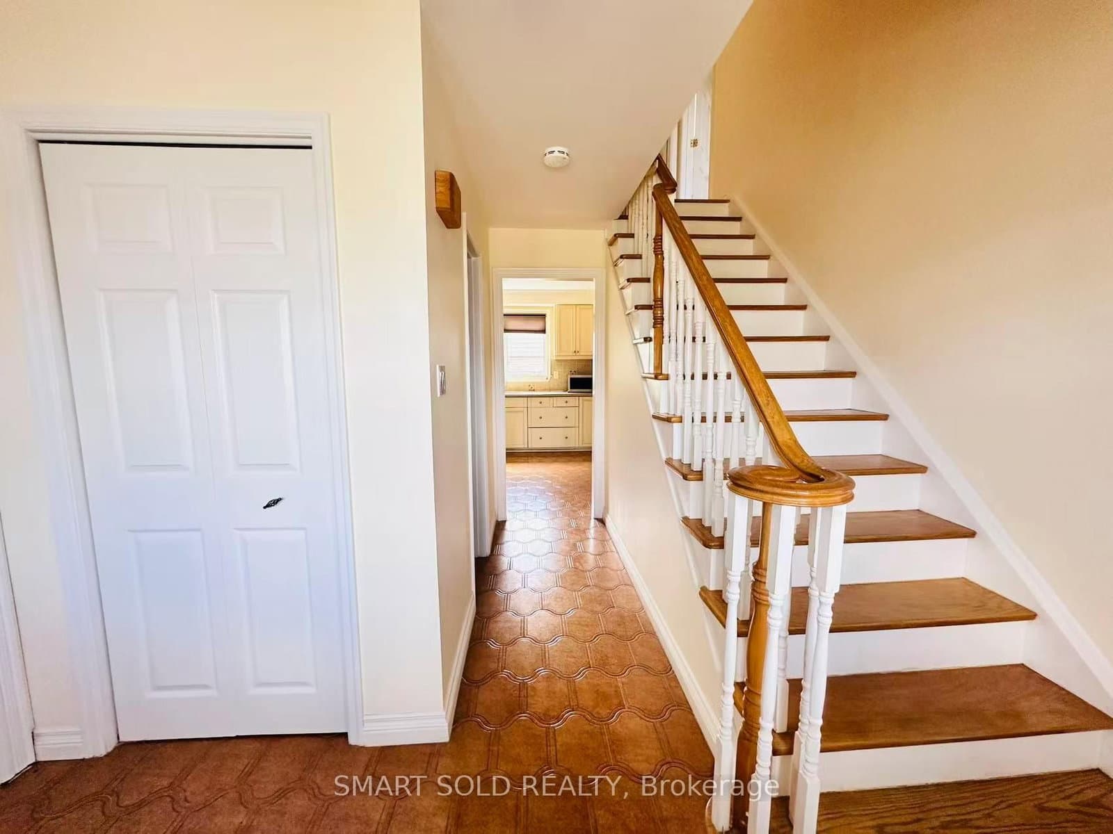 22 Hemingway Crescent, Unit Main & Upper Floor thumbnail 8