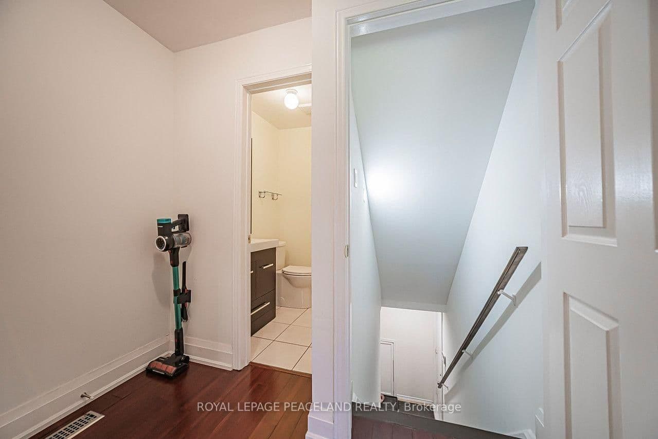 110 Foxfield Crescent thumbnail 23
