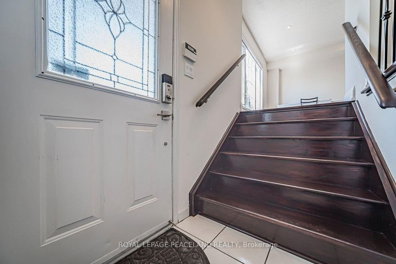 110 Foxfield Crescent thumbnail 4