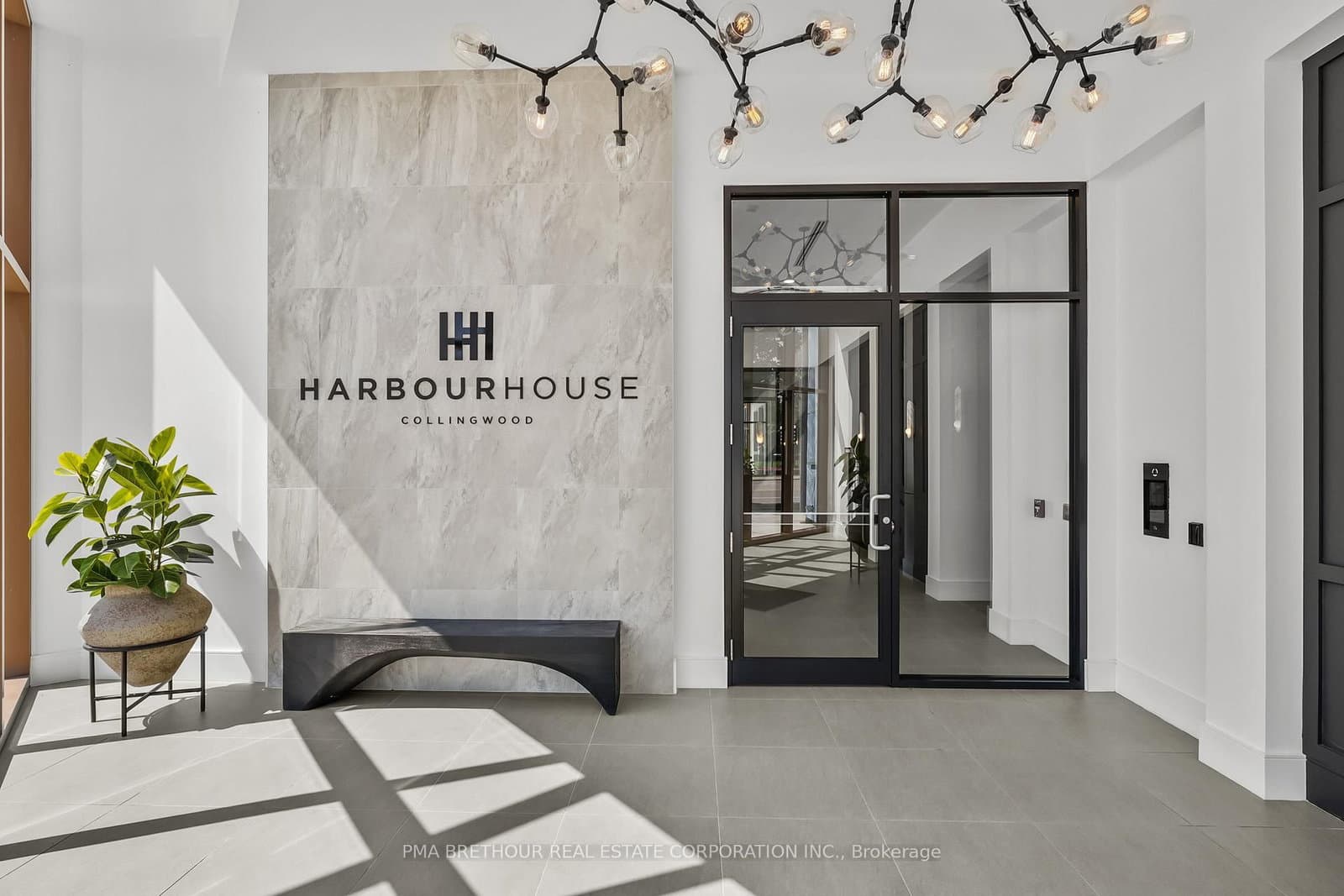 31 Huron Street, Unit 212