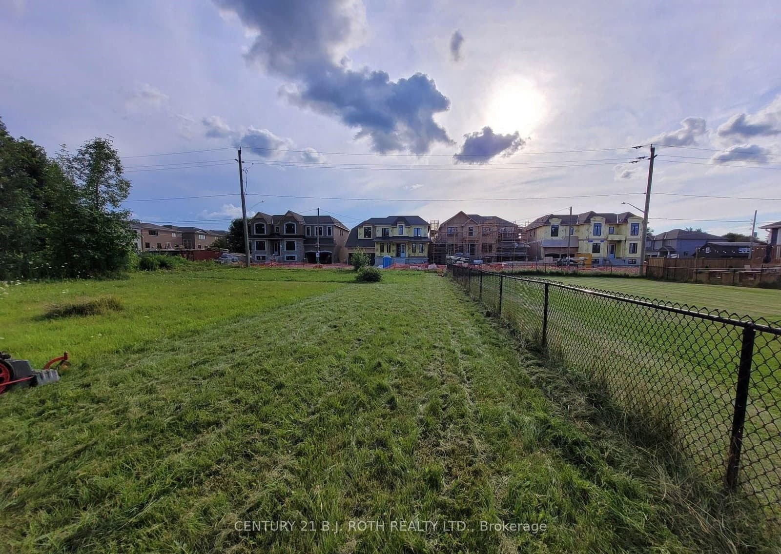 210 Sutherland Street S thumbnail 2
