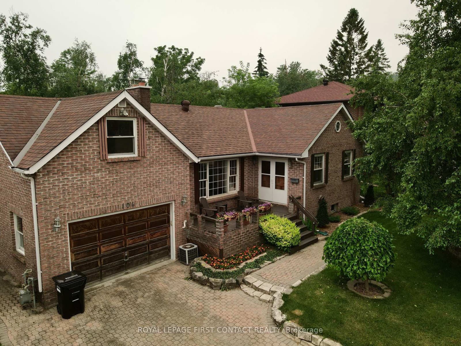 104 Eccles Street N thumbnail 2