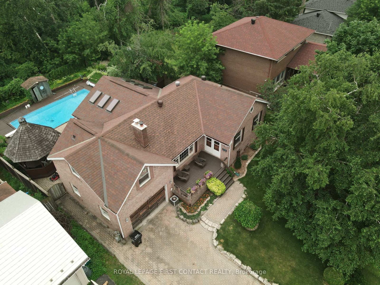104 Eccles Street N thumbnail 3