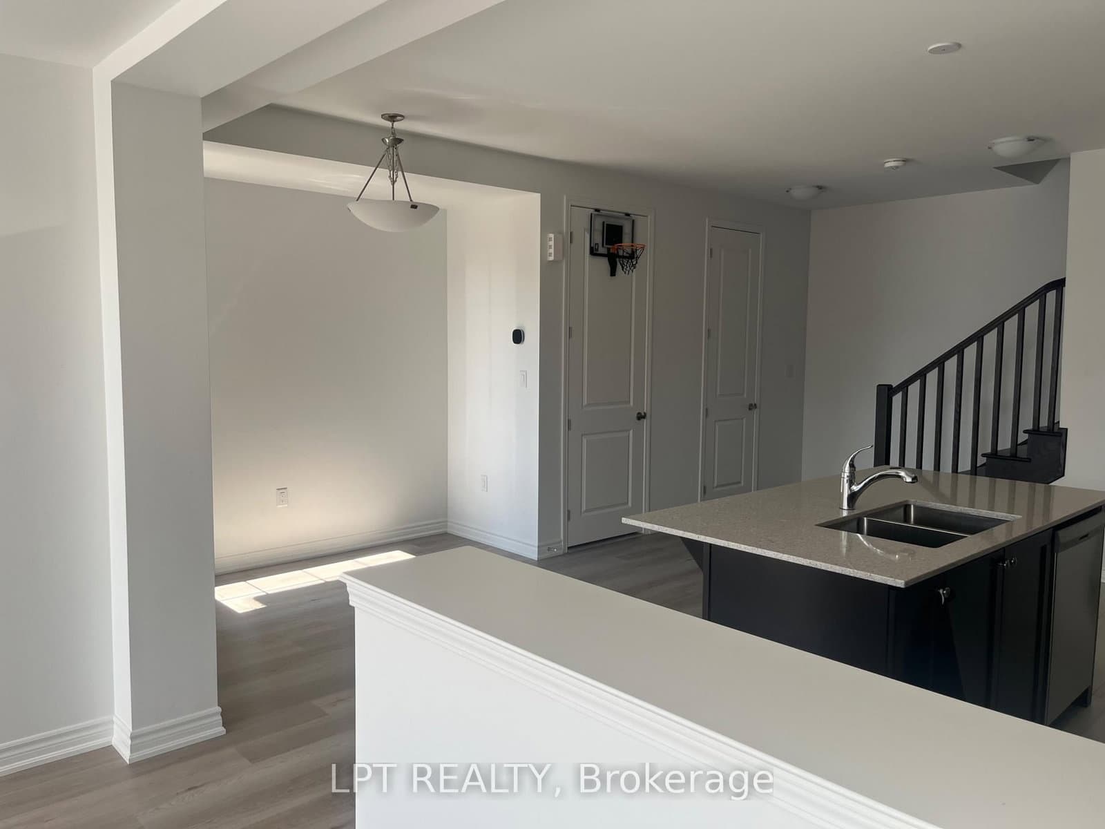 91 Vinewood Crescent thumbnail 5