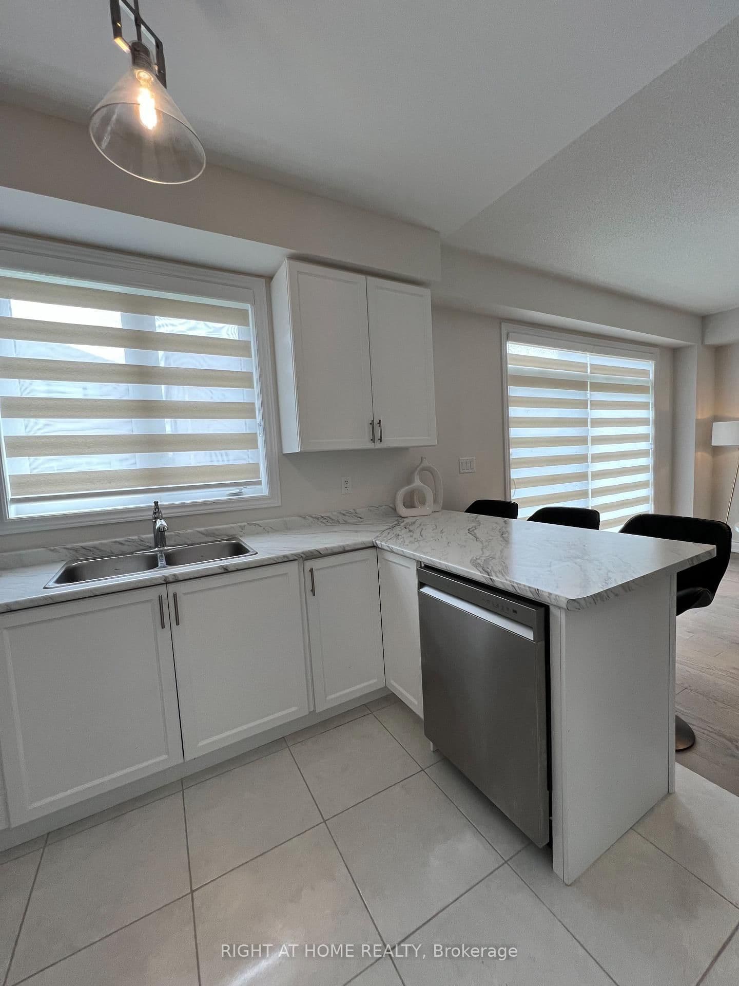24 Tamworth Terrace W thumbnail 8