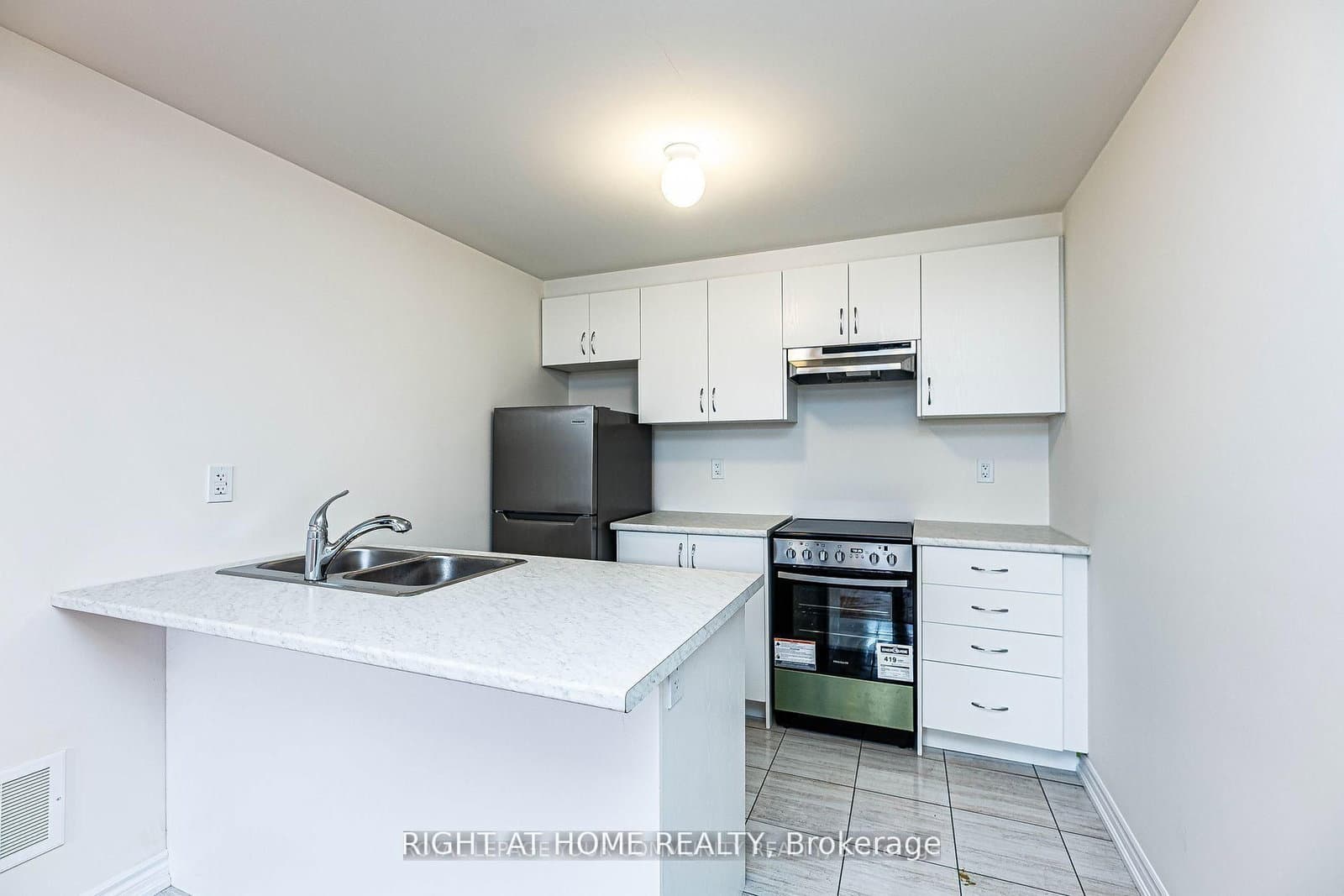 27 Lincoln Drive, Unit Basement thumbnail 4