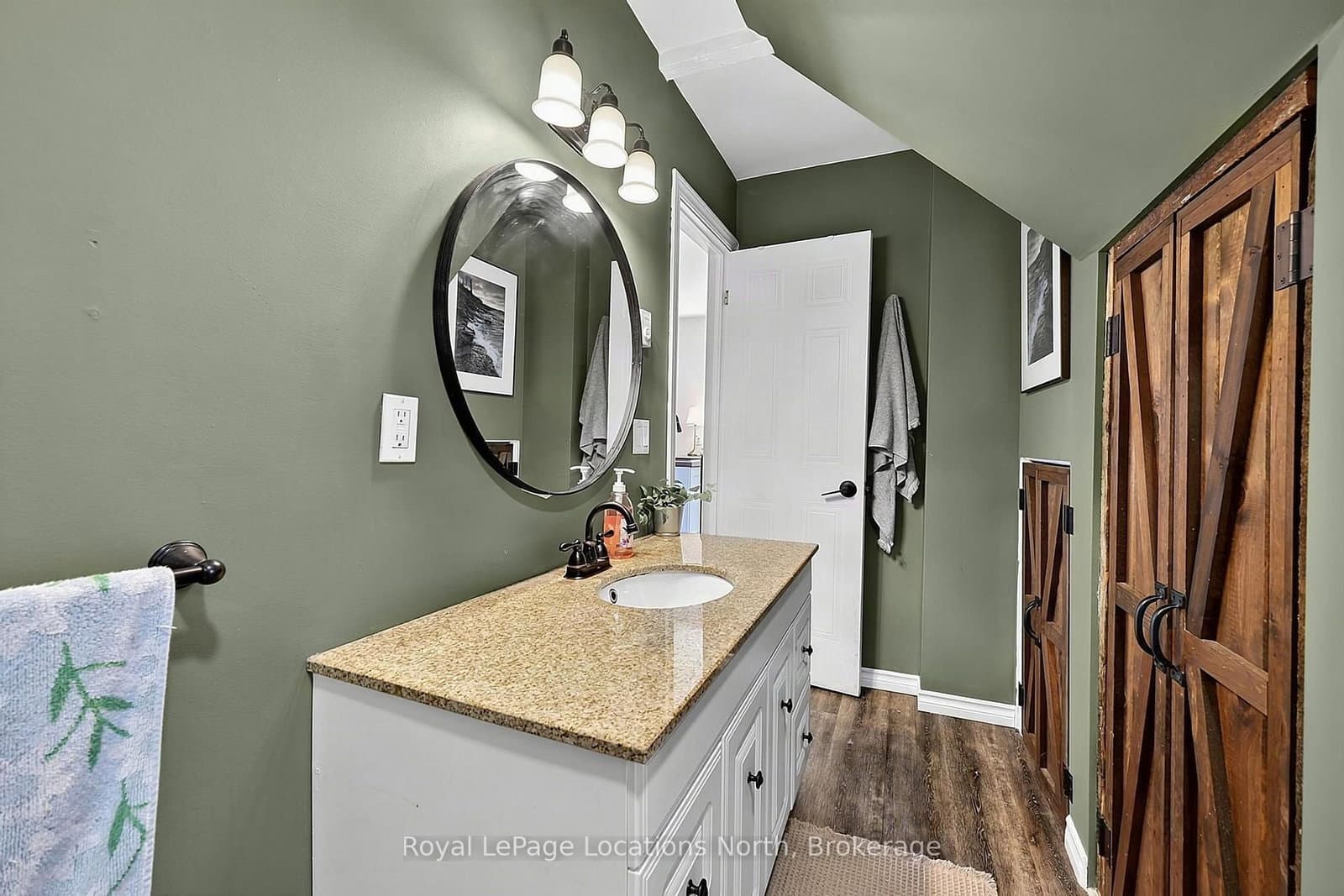 204 Sutherland Street N thumbnail 18