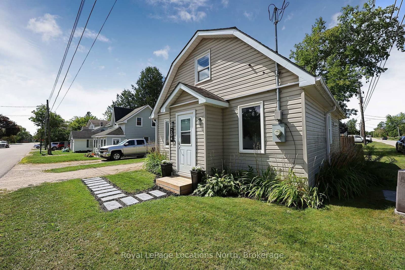 204 Sutherland Street N thumbnail 2