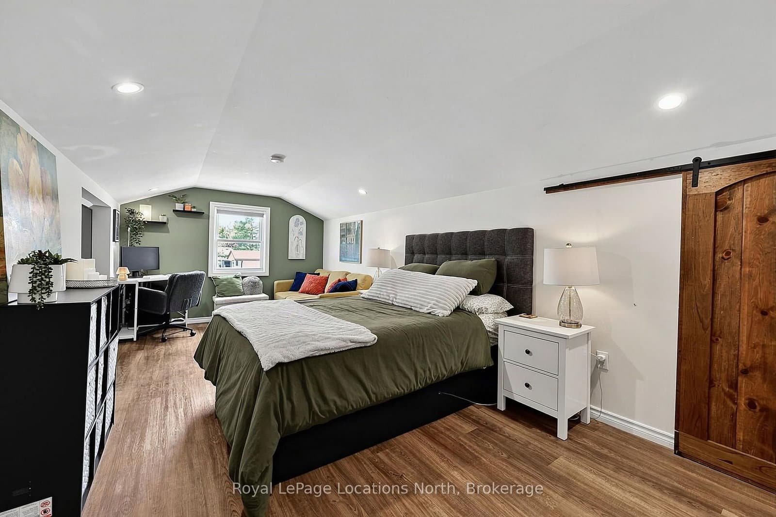 204 Sutherland Street N thumbnail 21