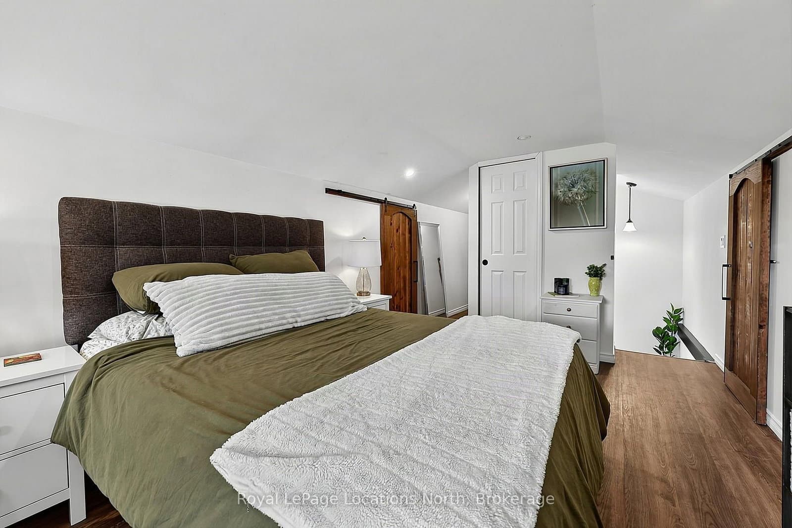 204 Sutherland Street N thumbnail 24