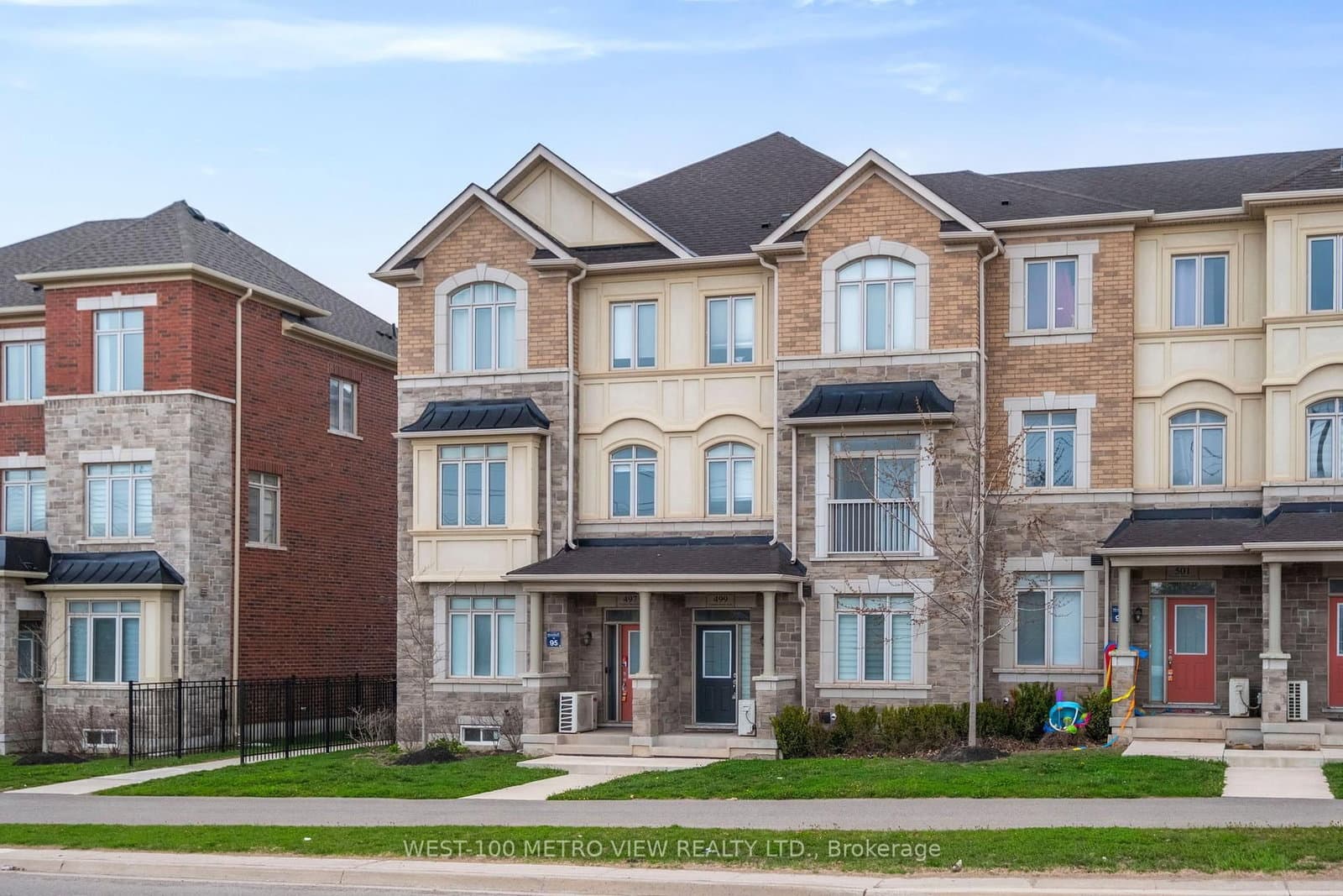 499 Dundas Street E