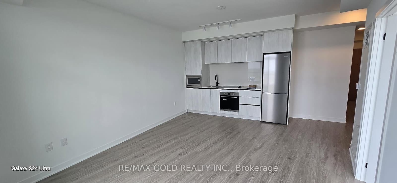 2495 Eglinton Avenue W, Unit 1613