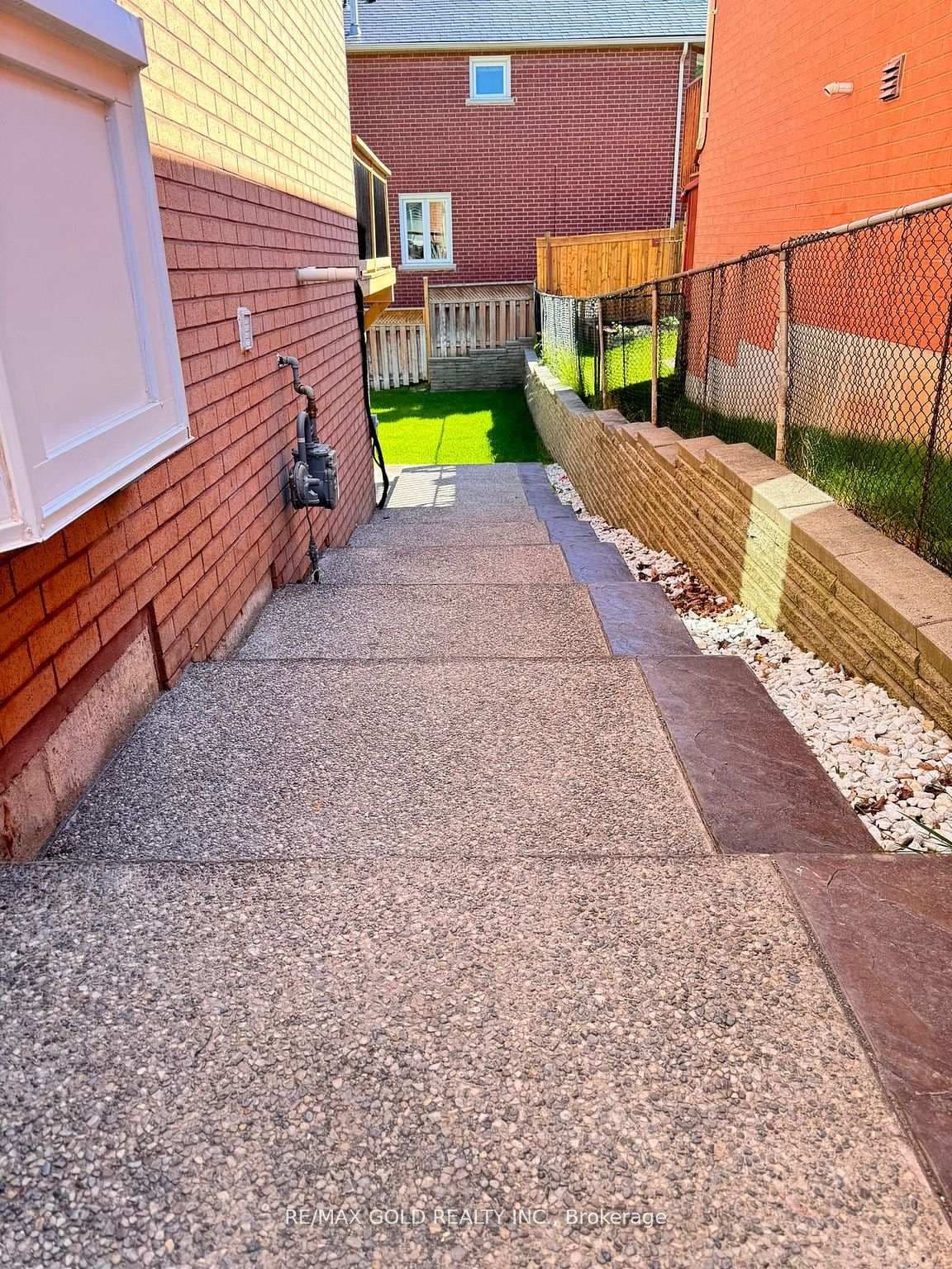 4 Gollop Crescent