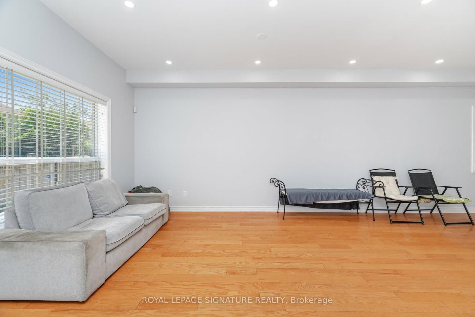 443 Comiskey Crescent thumbnail 11