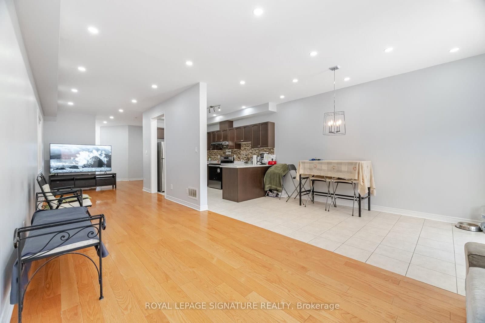 443 Comiskey Crescent thumbnail 12
