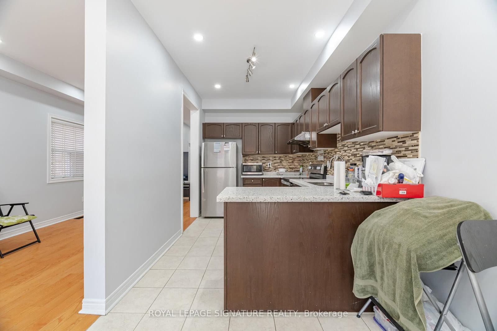 443 Comiskey Crescent thumbnail 16