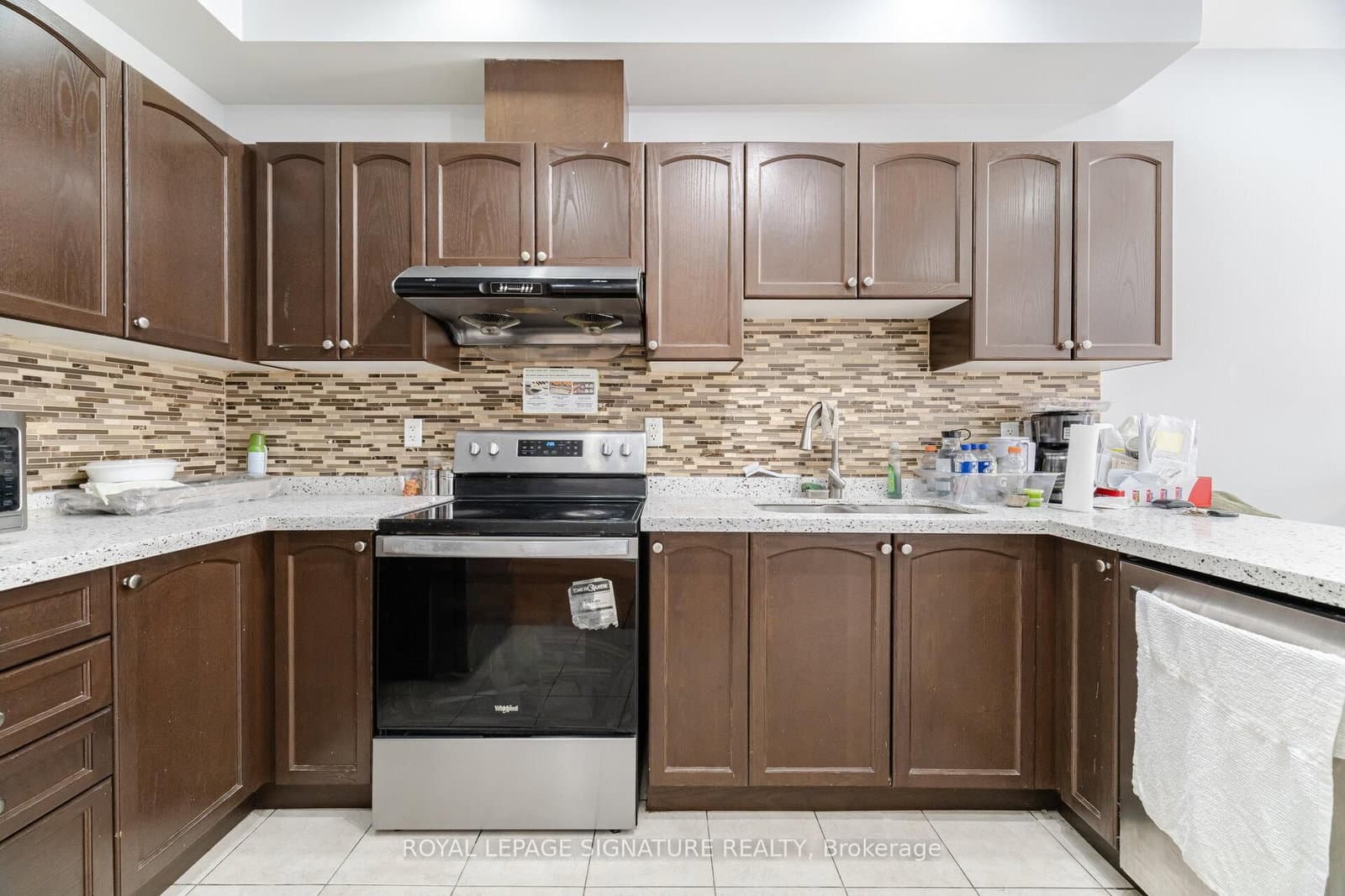 443 Comiskey Crescent thumbnail 19