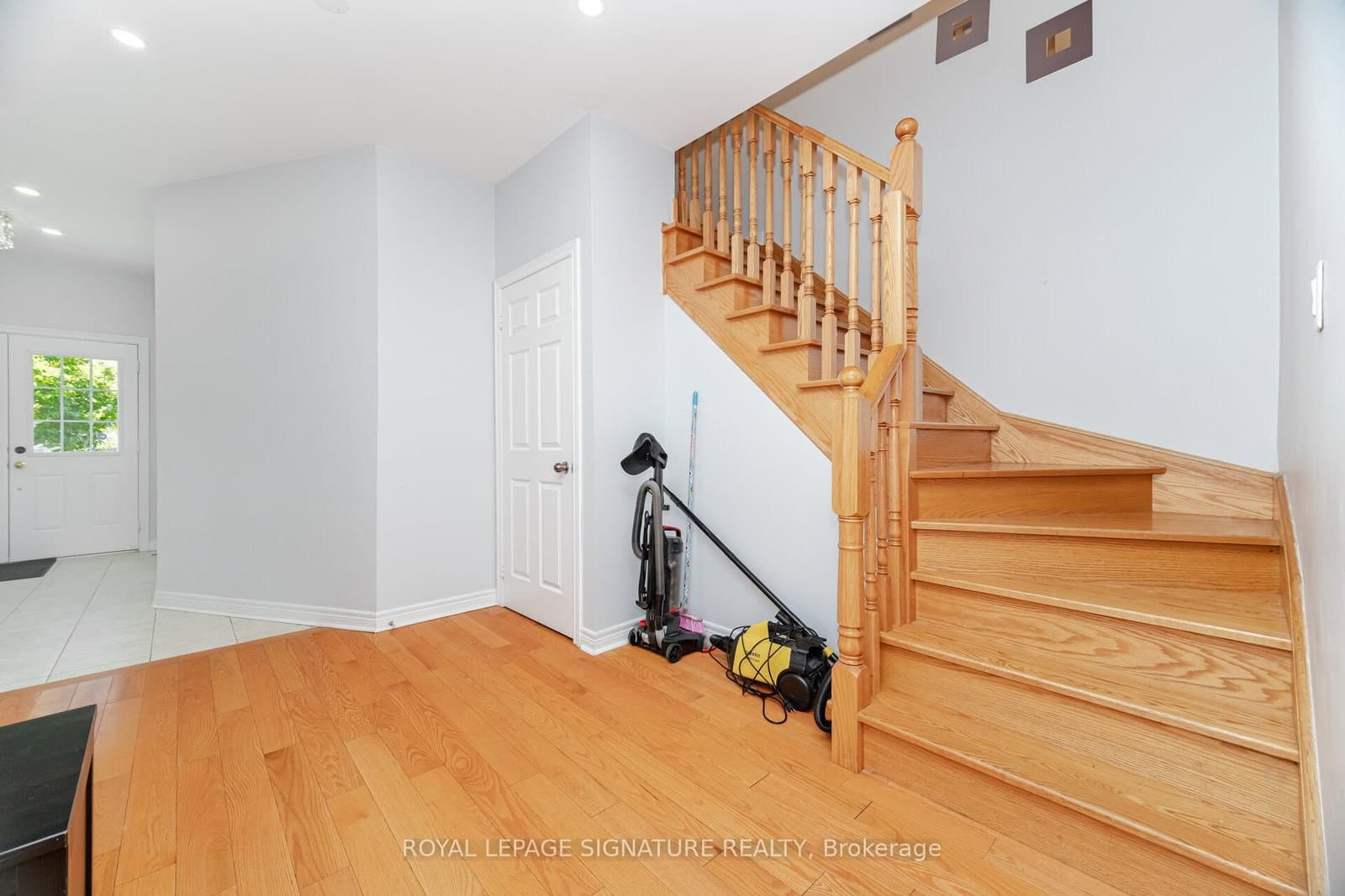 443 Comiskey Crescent thumbnail 22