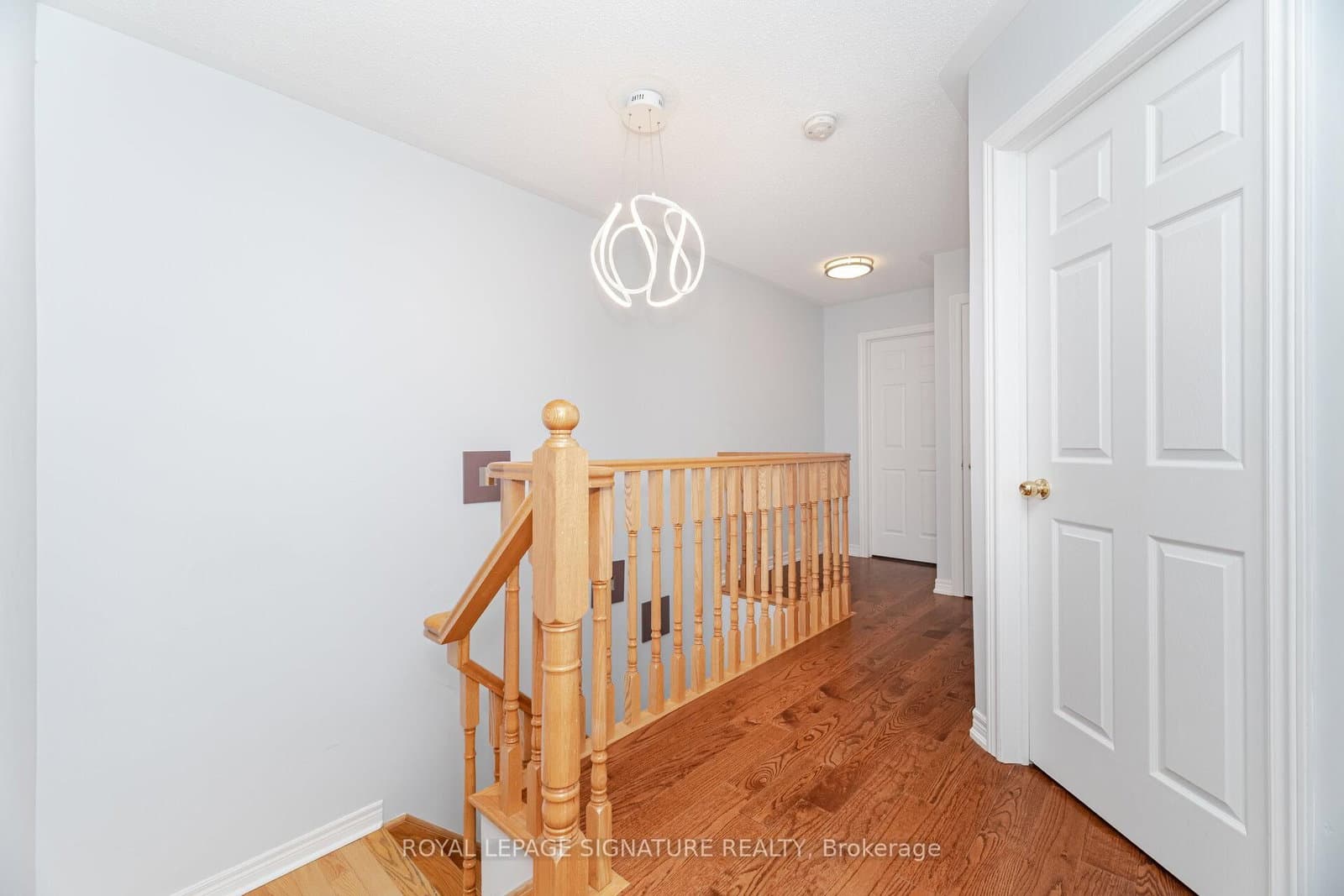 443 Comiskey Crescent thumbnail 23