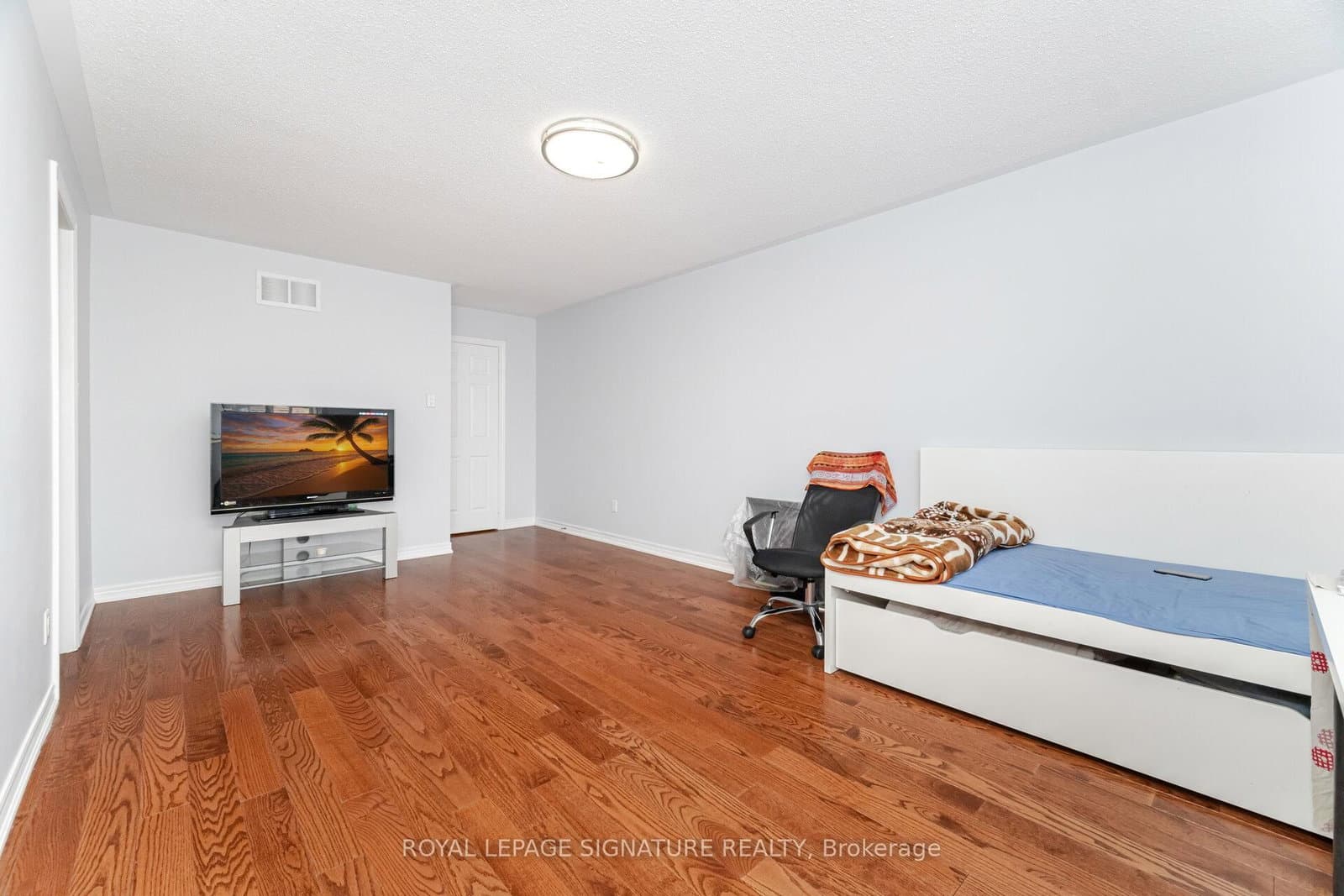 443 Comiskey Crescent thumbnail 26