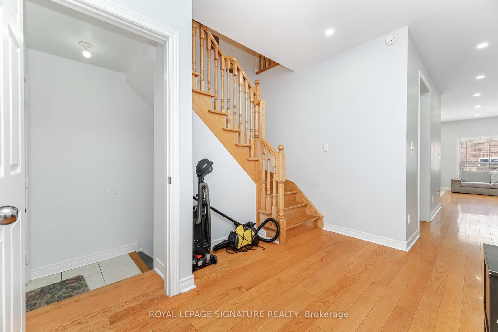 443 Comiskey Crescent thumbnail 37