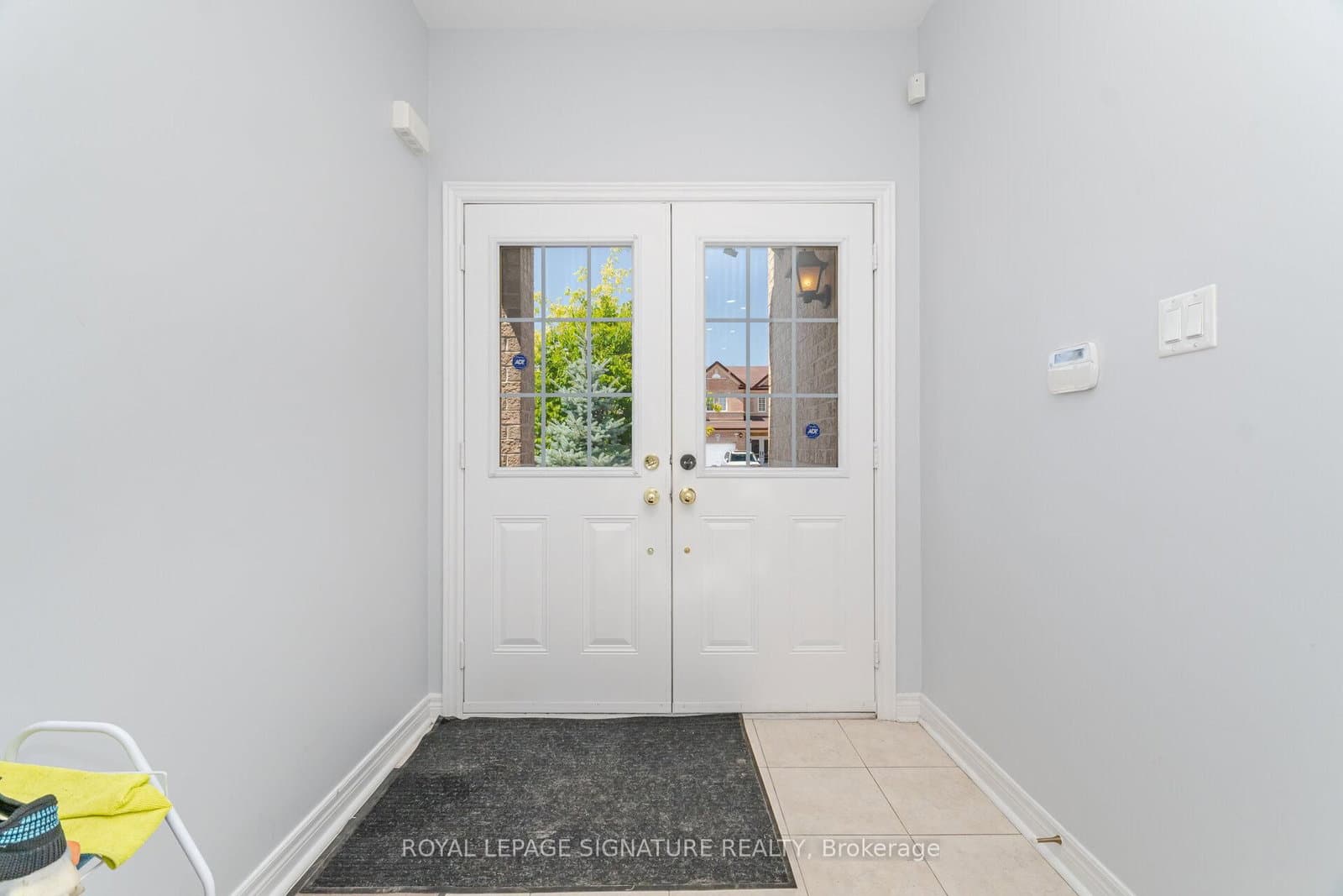 443 Comiskey Crescent thumbnail 5