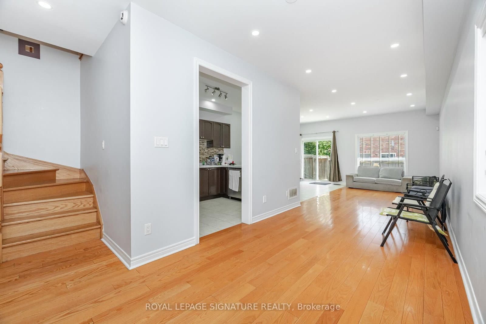 443 Comiskey Crescent thumbnail 9