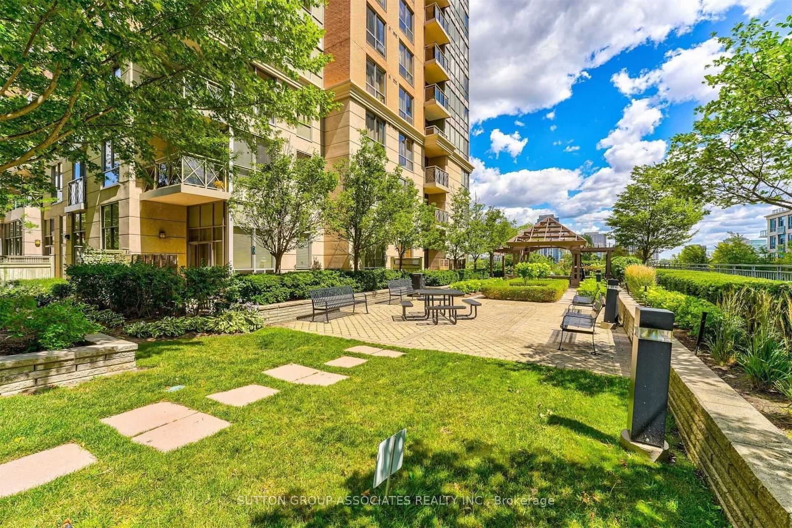 5229 Dundas Street W, Unit 609 thumbnail 39