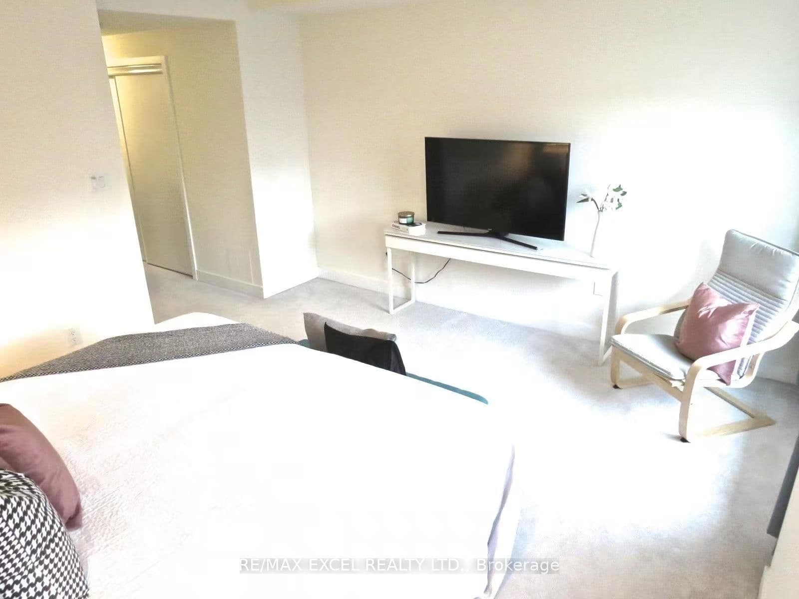70 William Duncan Road thumbnail 2