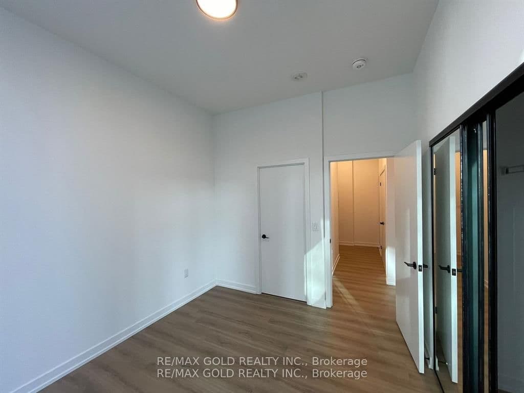 10 Lagerfeld Drive, Unit 104 thumbnail 20