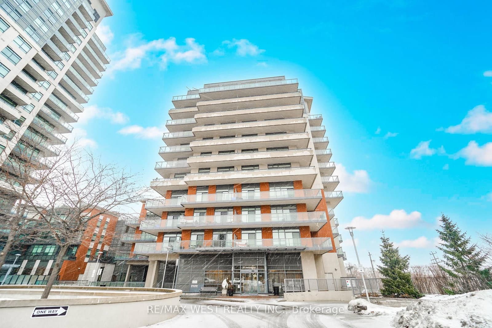 #409 - 35 Fontenay Court