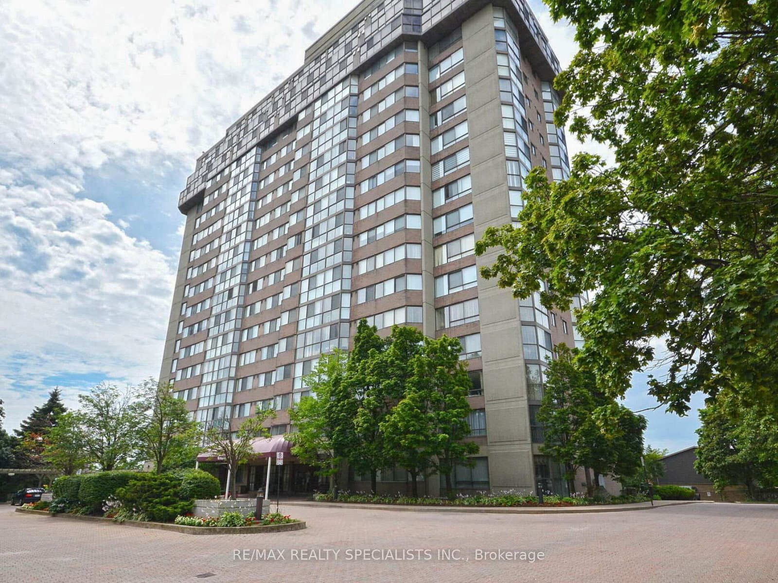 #1002 - 880 Dundas Street W