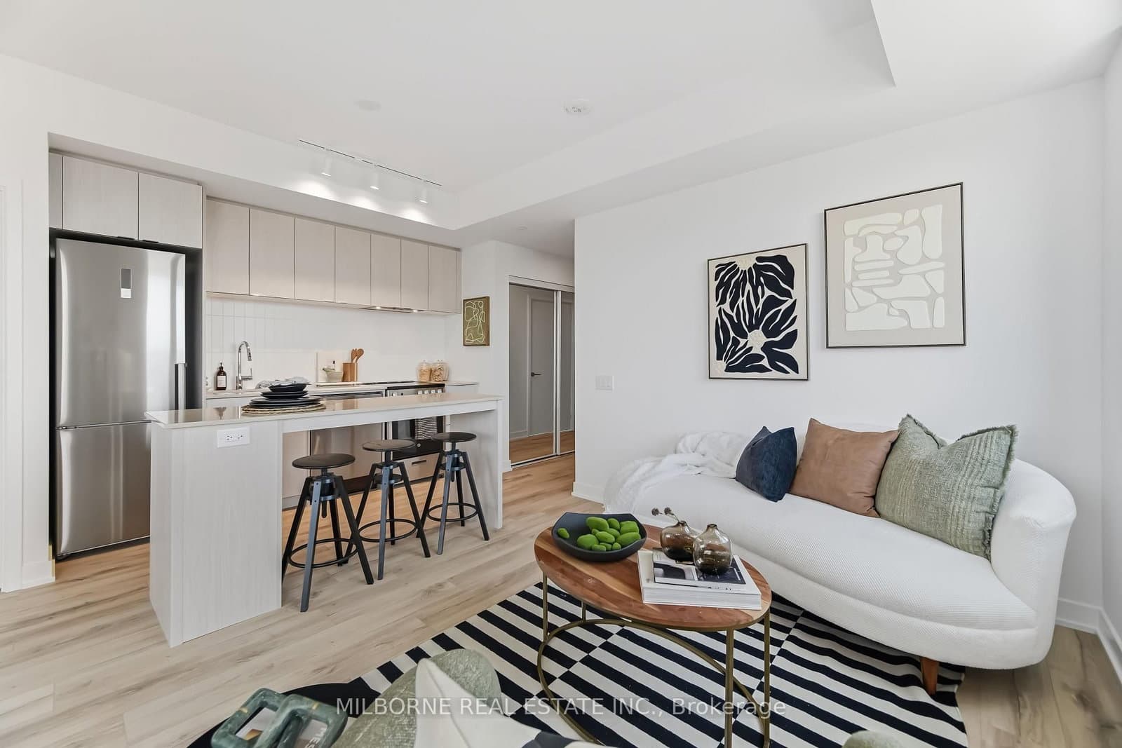 #811 - 1660 Bloor Street W