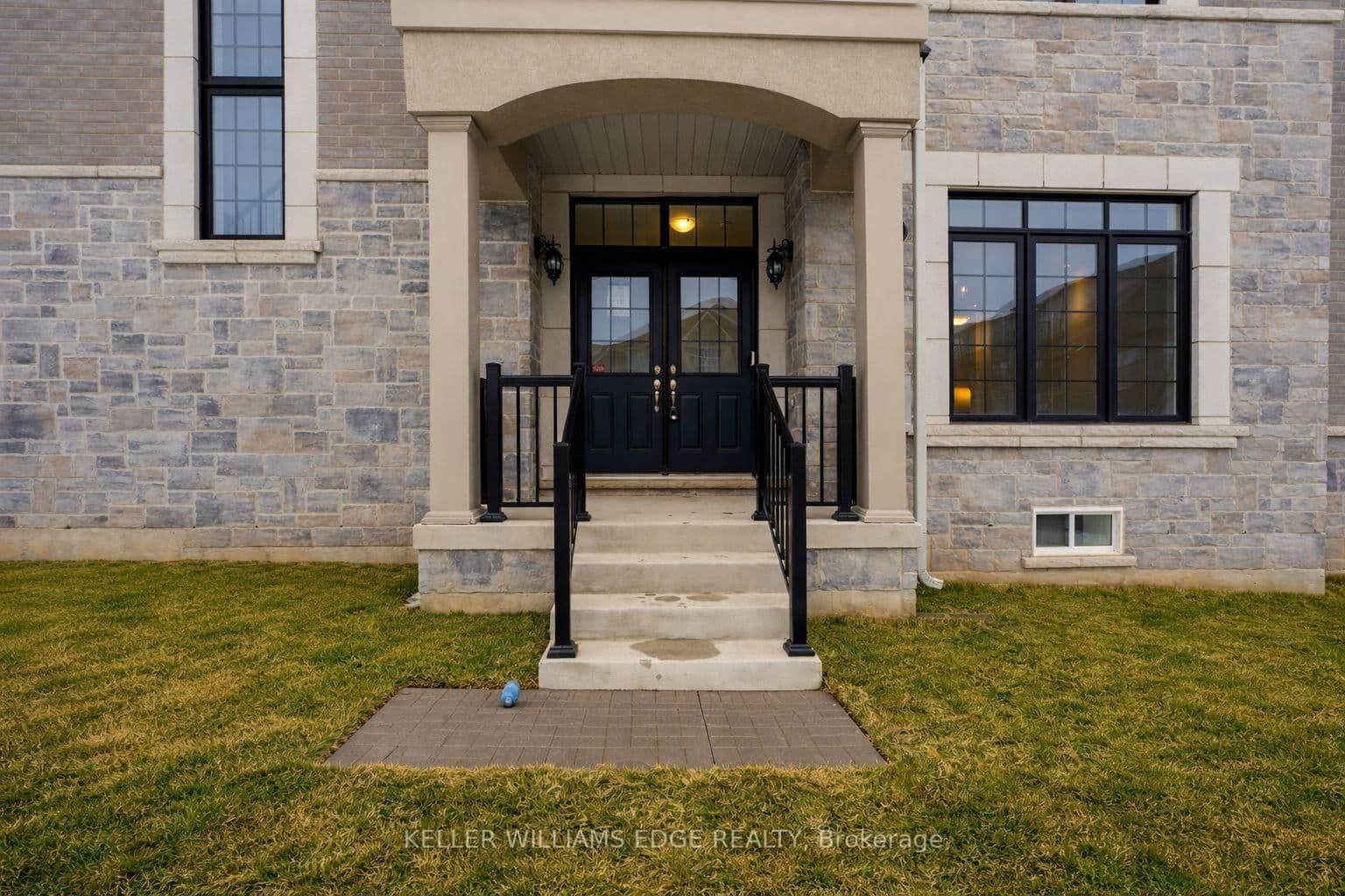 132 Settlers Road E thumbnail 3
