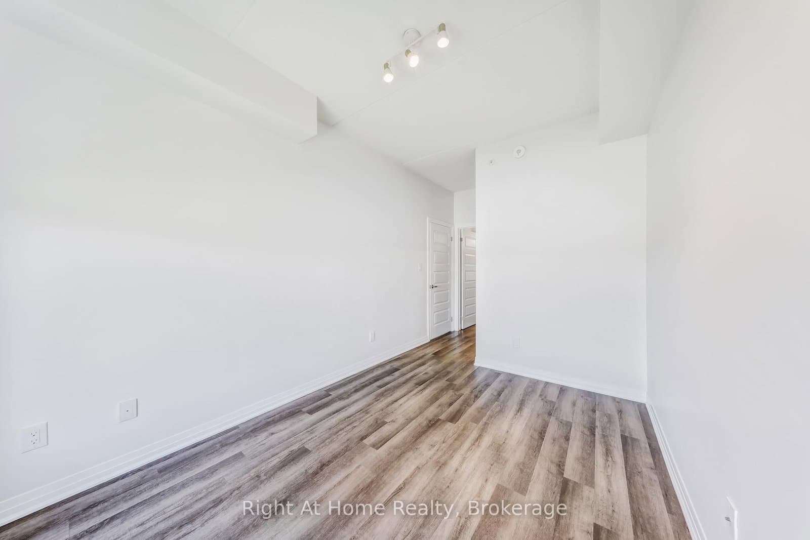 610 Farmstead Drive, Unit 307 thumbnail 19