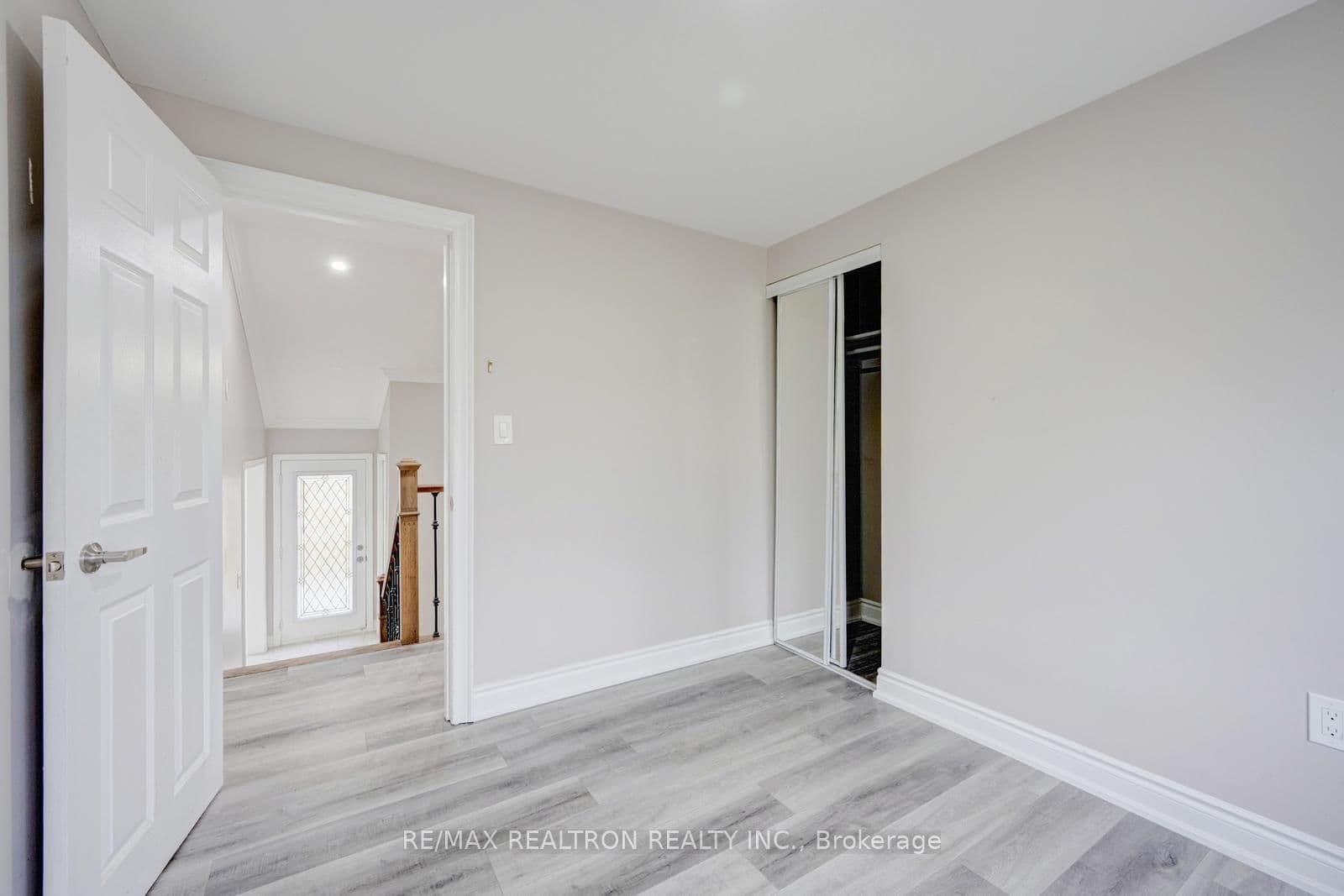 30 Lawrence Crescent thumbnail 24
