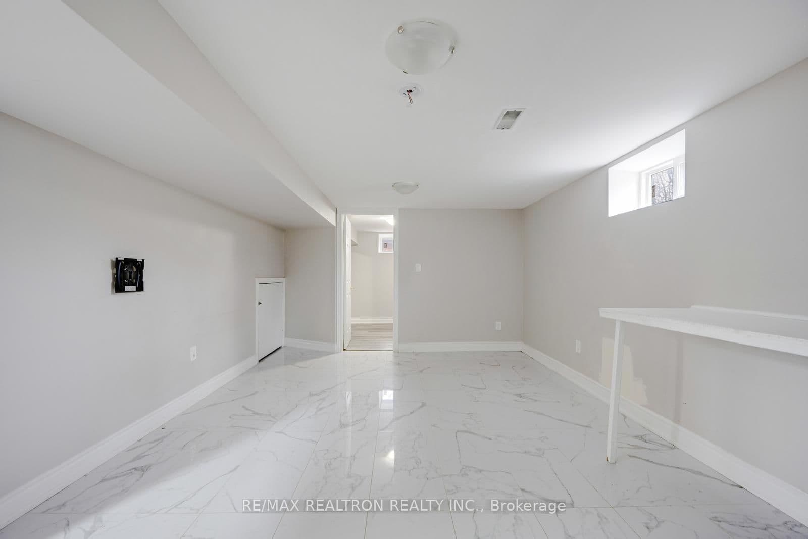 30 Lawrence Crescent thumbnail 32