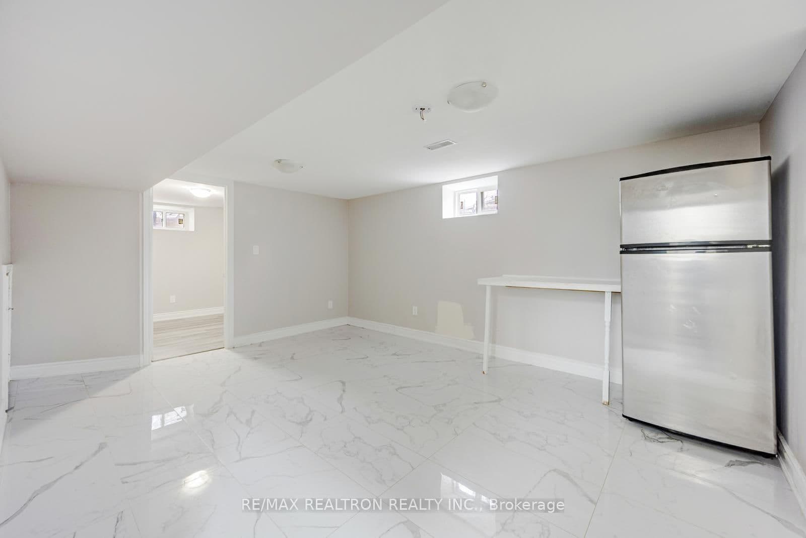 30 Lawrence Crescent thumbnail 33