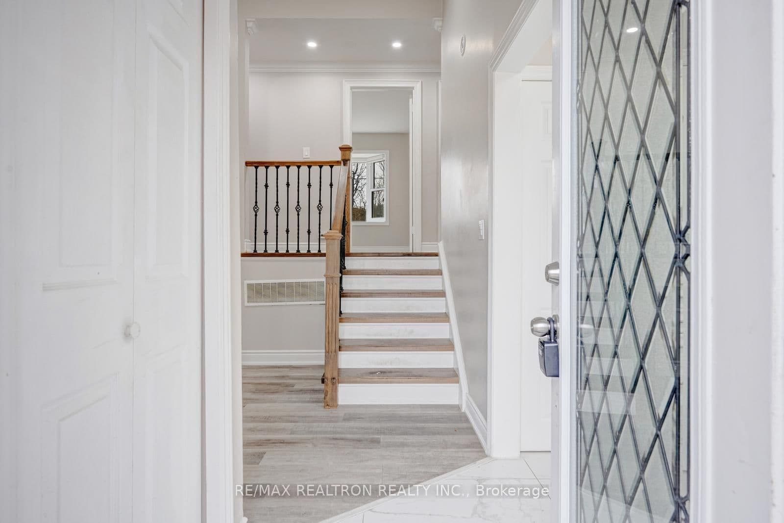 30 Lawrence Crescent thumbnail 5