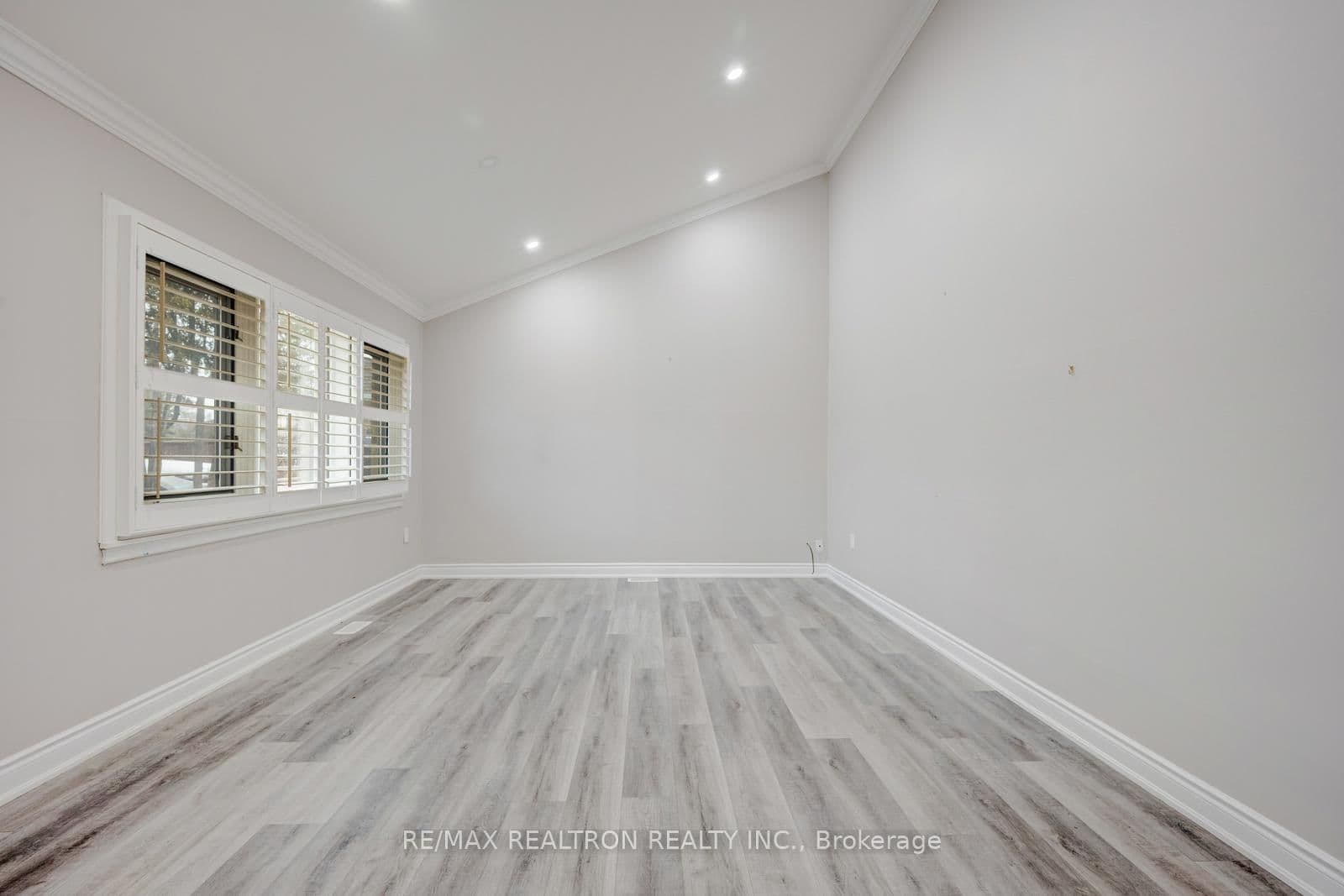 30 Lawrence Crescent thumbnail 8