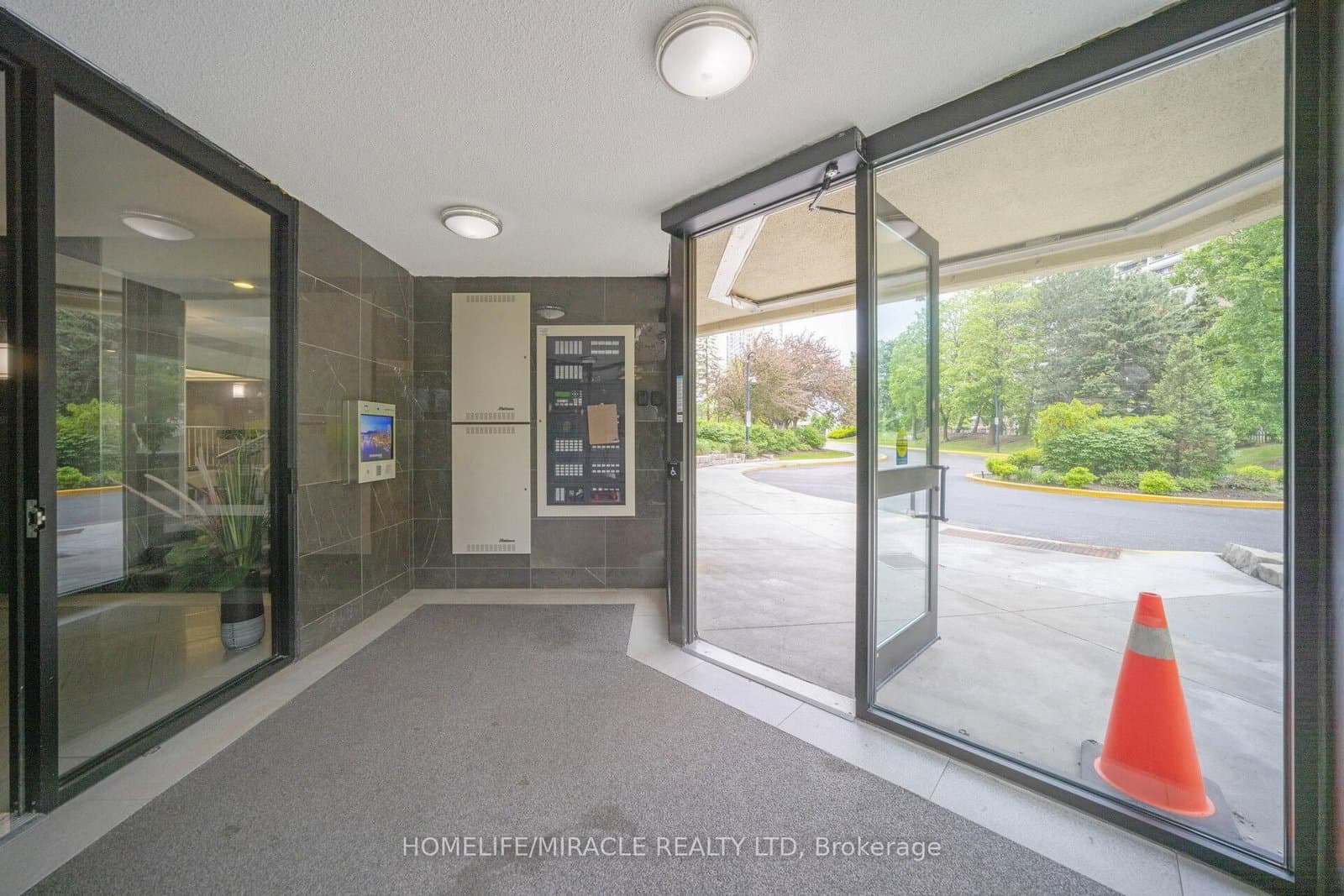 8 Lisa Street, Unit 1802 thumbnail 8