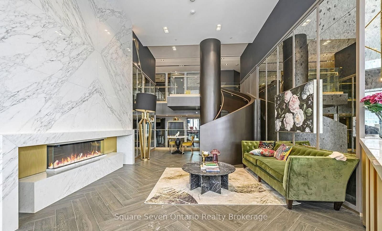 #820 - 395 Dundas Street