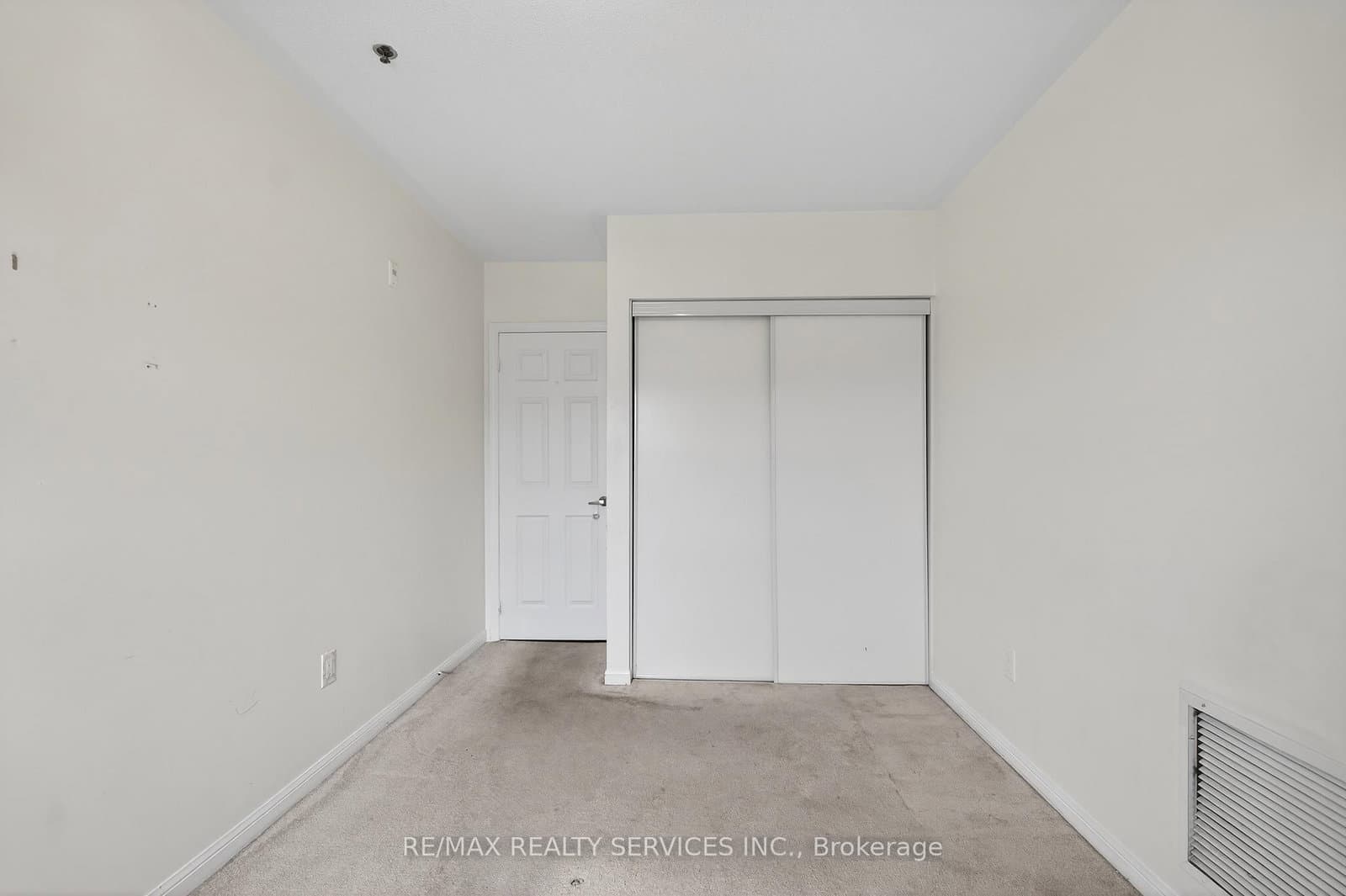 70 Baycliffe Crescent, Unit 301 thumbnail 45