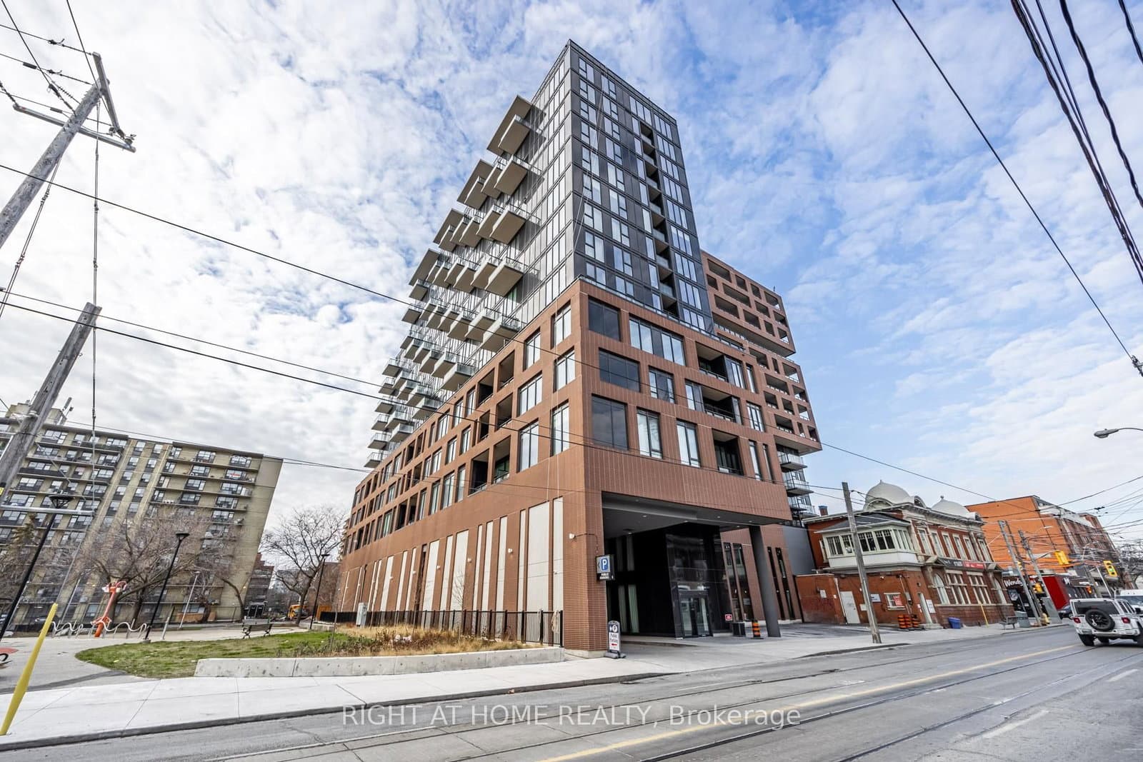 #815 - 270 Dufferin Street