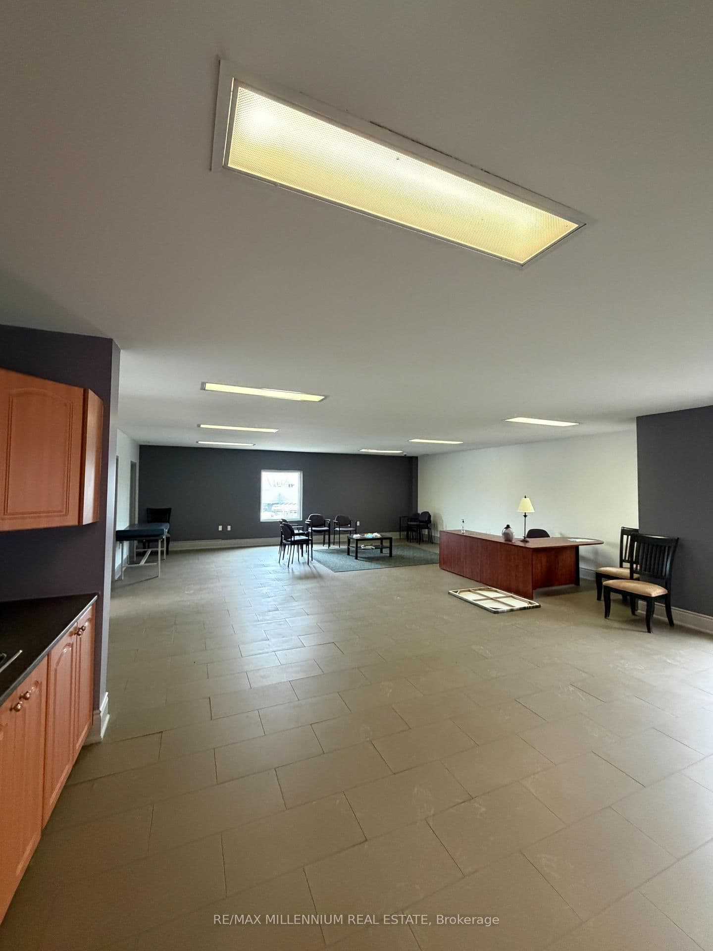 418 Plains Road E thumbnail 5