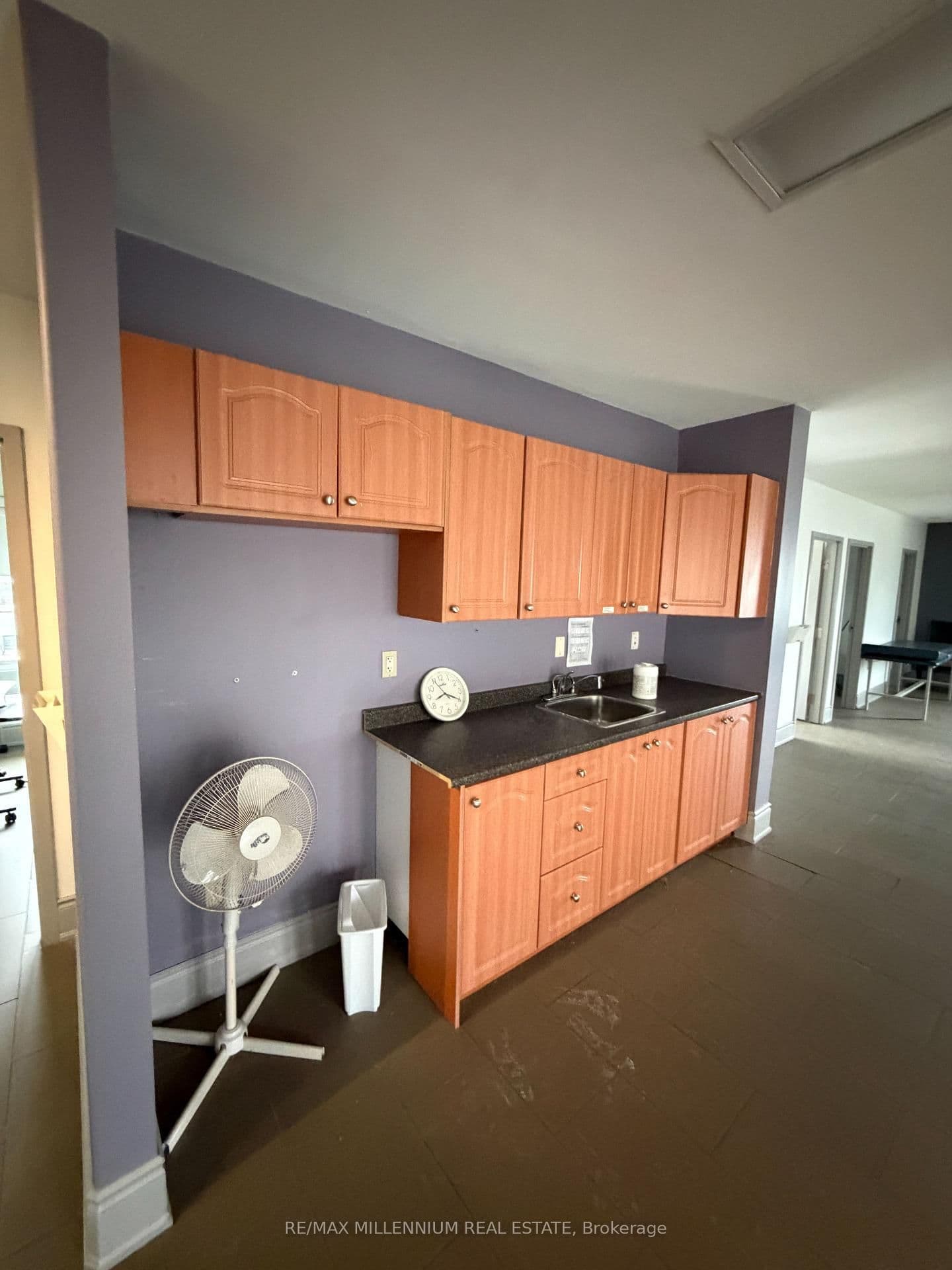 418 Plains Road E thumbnail 6