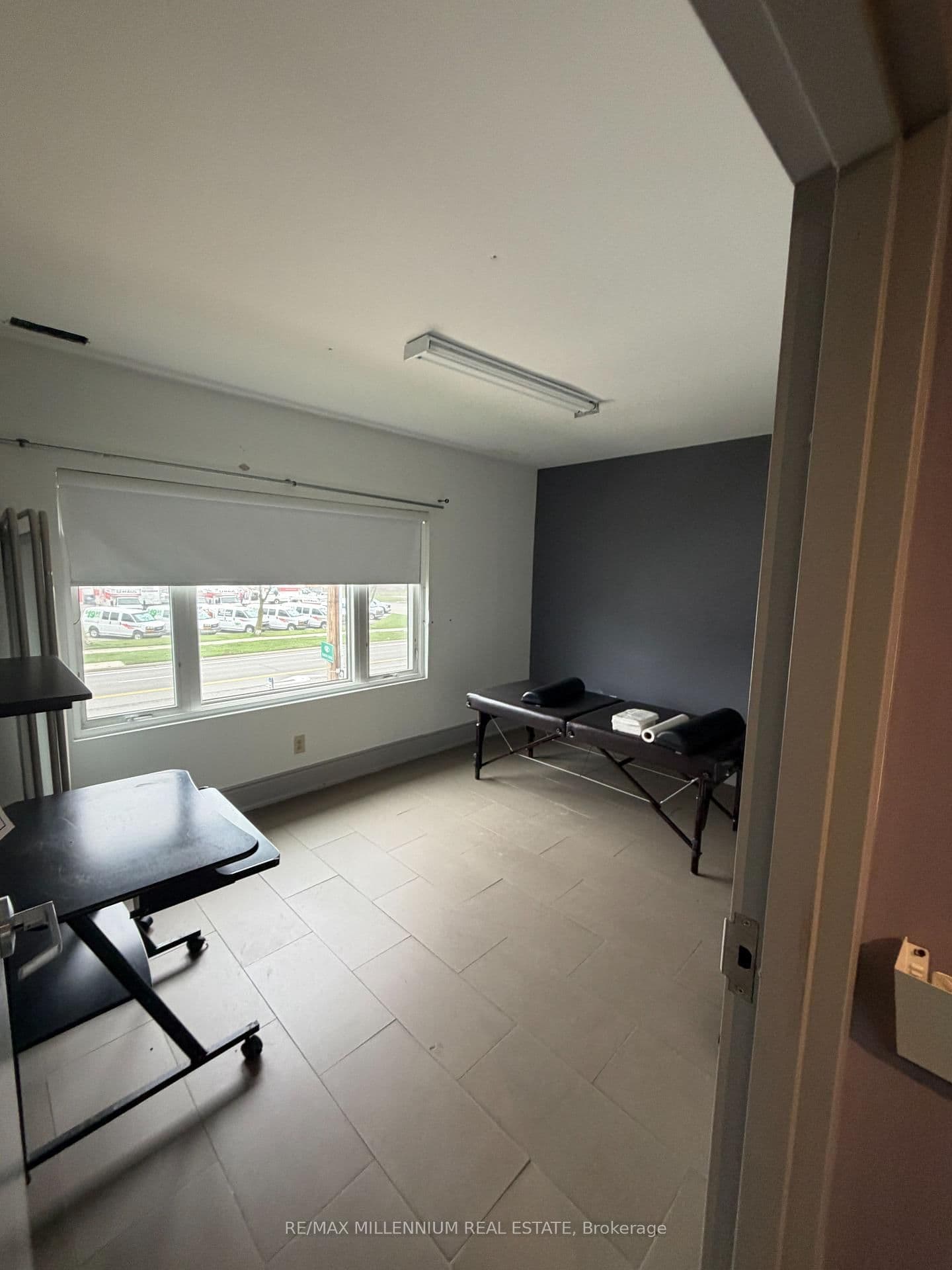 418 Plains Road E thumbnail 9