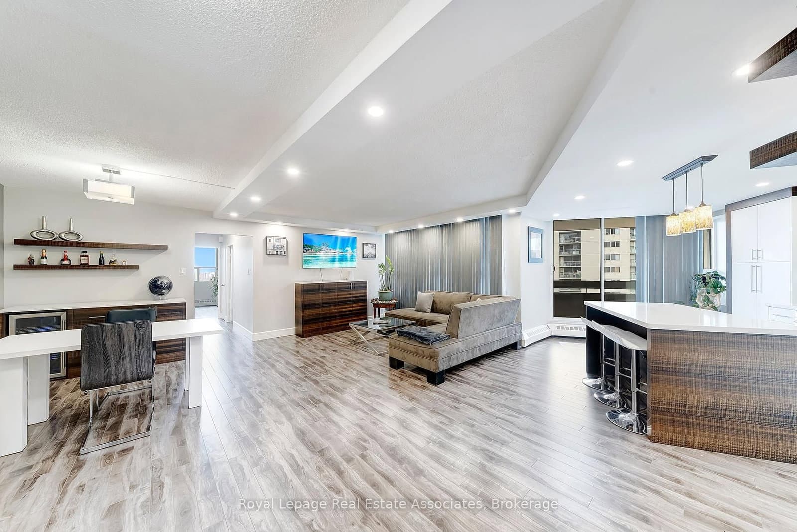 335 Mill Road, Unit 1406 thumbnail 3